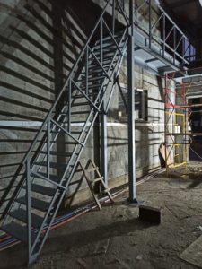 Металлические лестницы в производственных помещениях