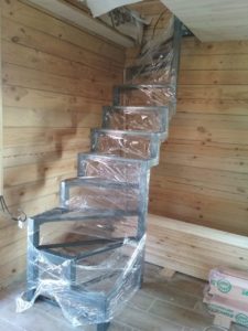 Лестница на двойном косоуре