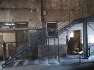 Металлические лестницы в производственных помещениях