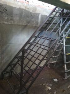 Металлические лестницы в производственных помещениях