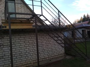 Металлические лестницы в производственных помещениях