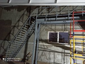 Металлические лестницы в производственных помещениях