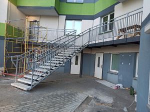 Металлические лестницы в производственных помещениях