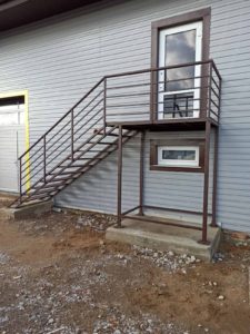 Металлические лестницы в производственных помещениях