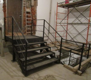 Металлические лестницы в производственных помещениях