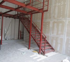 Металлические лестницы в производственных помещениях