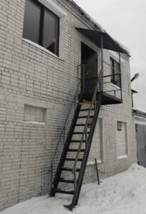 Металлические лестницы в производственных помещениях