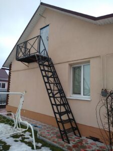 Металлические лестницы в производственных помещениях