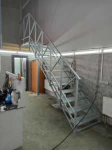 Металлические лестницы в производственных помещениях