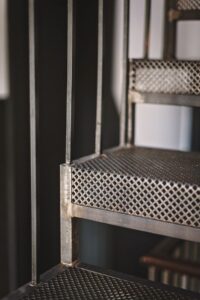 Металлические лестницы в производственных помещениях