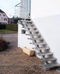 Металлические лестницы в производственных помещениях