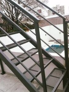 Металлические лестницы в производственных помещениях