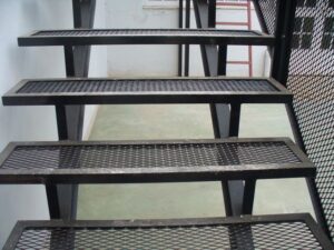 Металлические лестницы в производственных помещениях