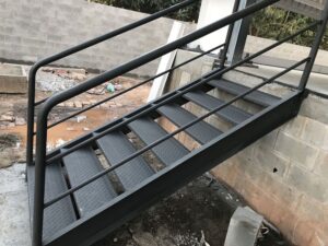 Металлические лестницы в производственных помещениях