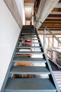 Металлические лестницы в производственных помещениях