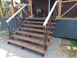 деревянная лестница +на металлическом каркасе