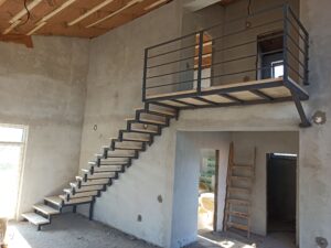 деревянно металлическая лестница