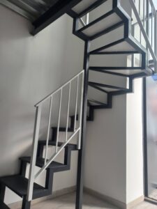 Современный косоурный марш с подсветкой ступеней