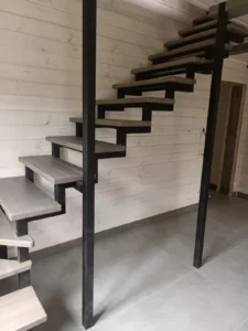 Г-образная лестница в гостиной на второй этаж