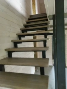 Г-образная лестница в гостиной на второй этаж