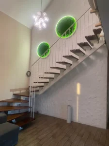 Красивая лестница на второй этаж с поворотом