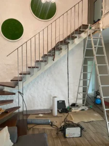 Красивая лестница на второй этаж с поворотом