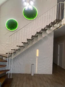 Красивая лестница на второй этаж с поворотом