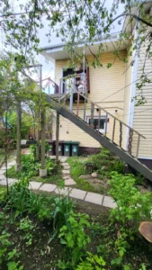 Уличная лестница на заказ в частном доме