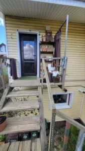 Уличная лестница на заказ в частном доме