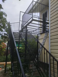 Уличная лестница на заказ в частном доме