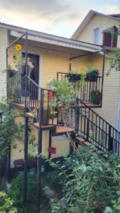 Уличная лестница на заказ в частном доме