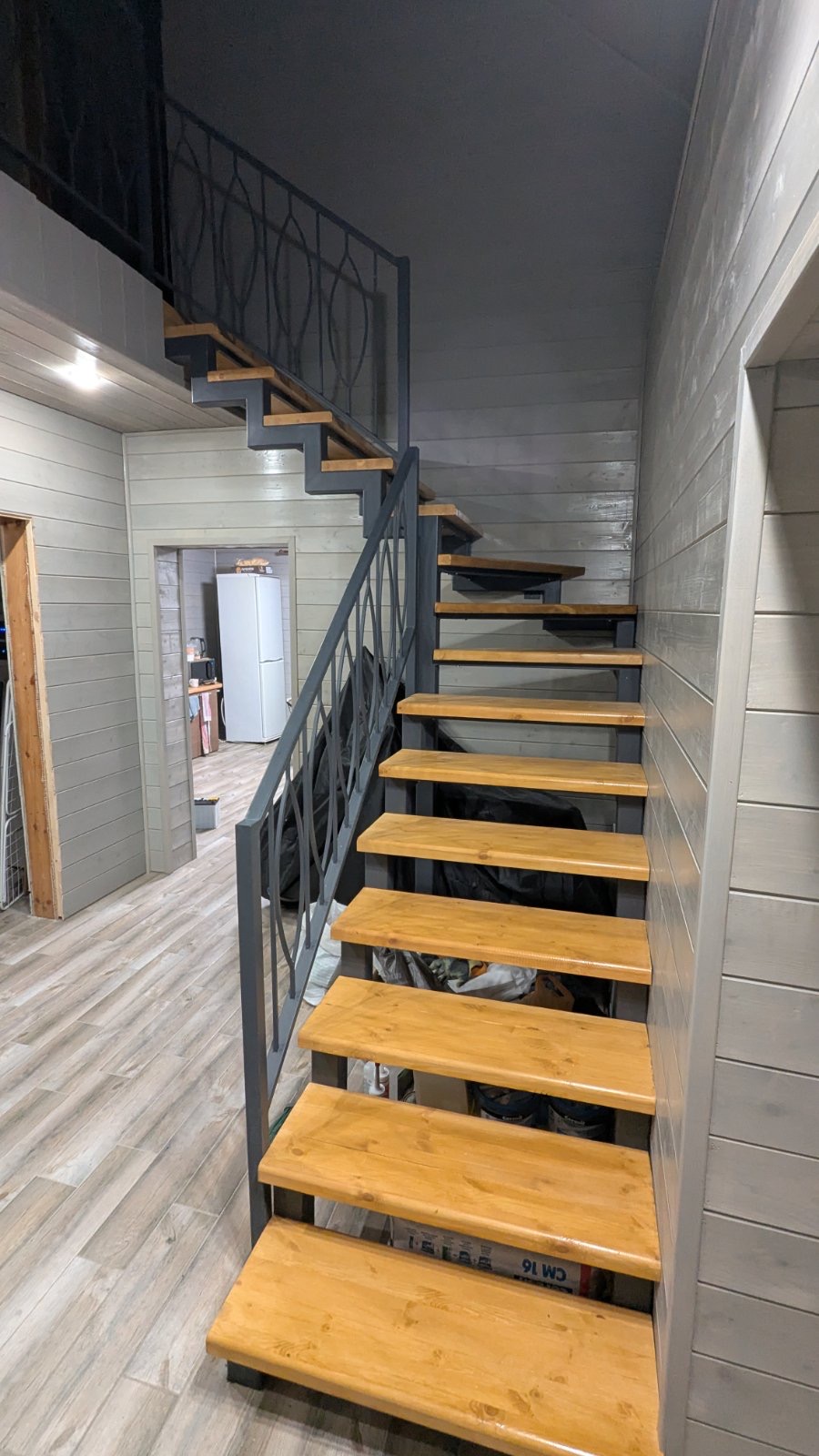 Лестница на второй этаж на металлическом каркасе с деревянными ступенями