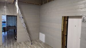 Лестница на второй этаж на металлическом каркасе с деревянными ступенями