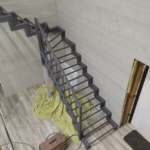 Лестница на второй этаж на металлическом каркасе с деревянными ступенями