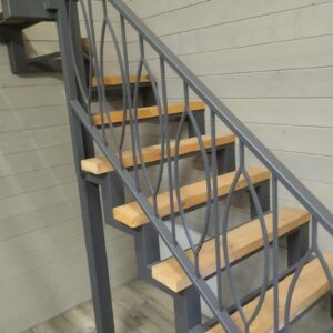 Лестница на второй этаж на металлическом каркасе с деревянными ступенями