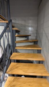 Лестница на второй этаж на металлическом каркасе с деревянными ступенями