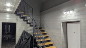 Лестница на второй этаж на металлическом каркасе с деревянными ступенями