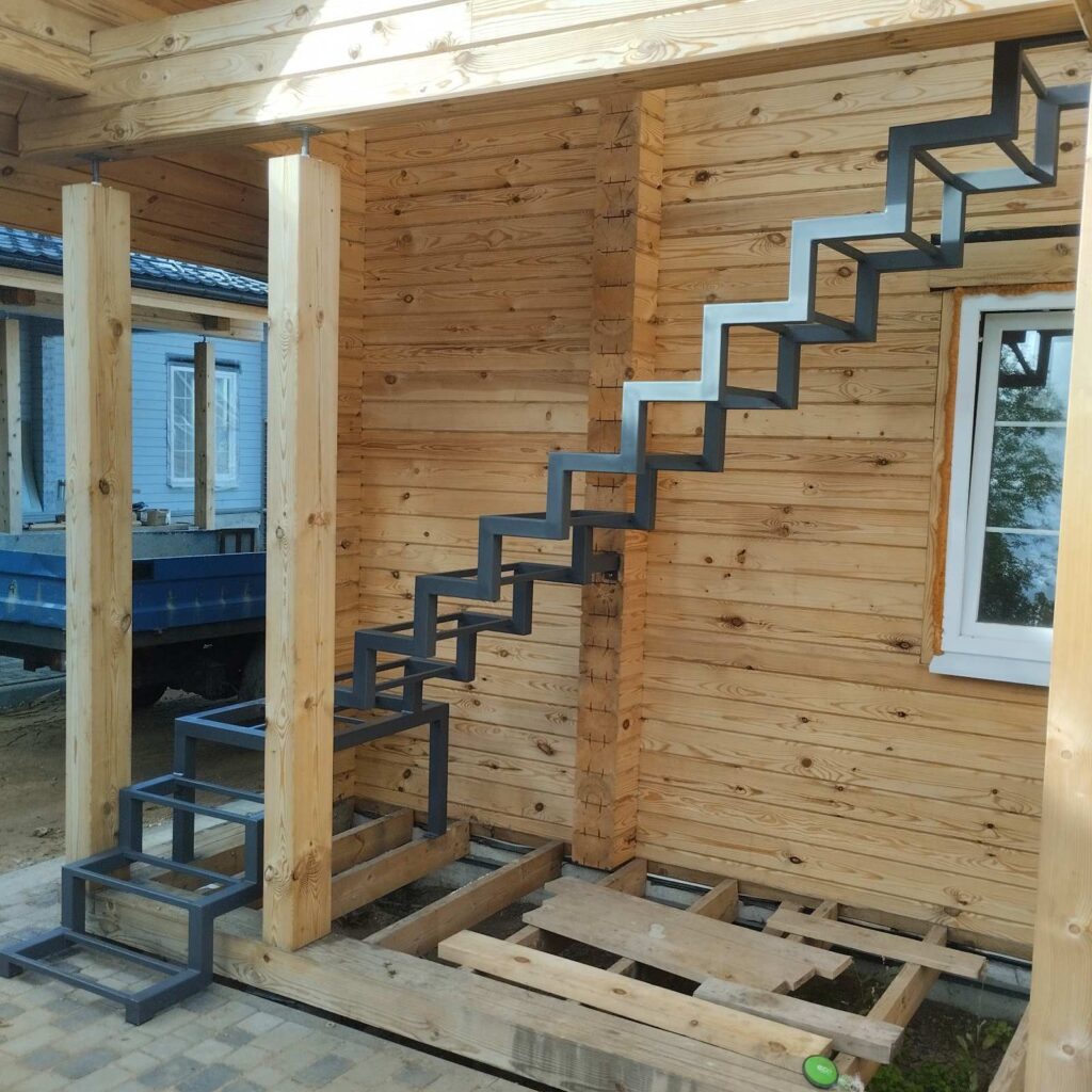 Уличная металлическая лестница на второй этаж дома